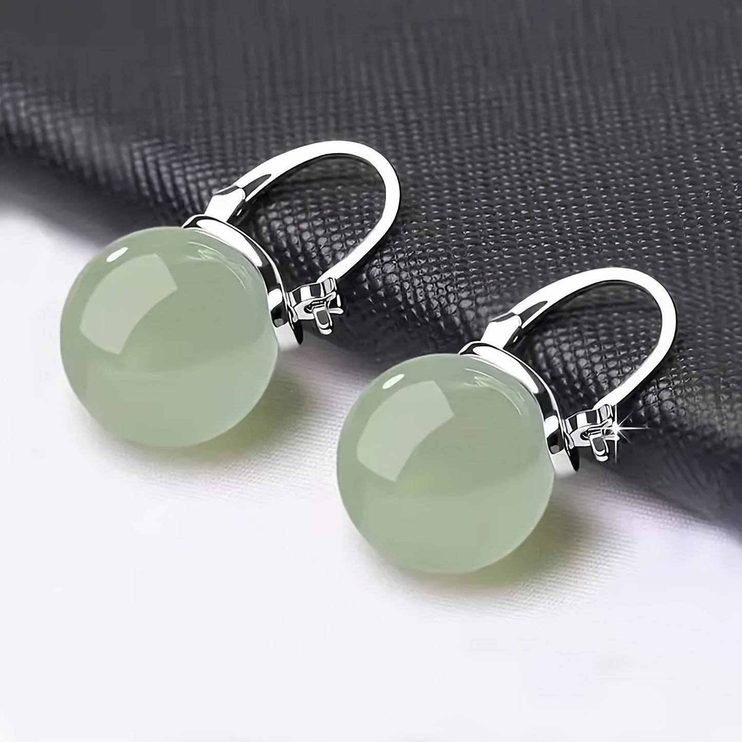 A pair of fashionable and exquisite round bead earrings, simple and elegant design, suitable for daily wear and formal occasions, a perfect gift for women.