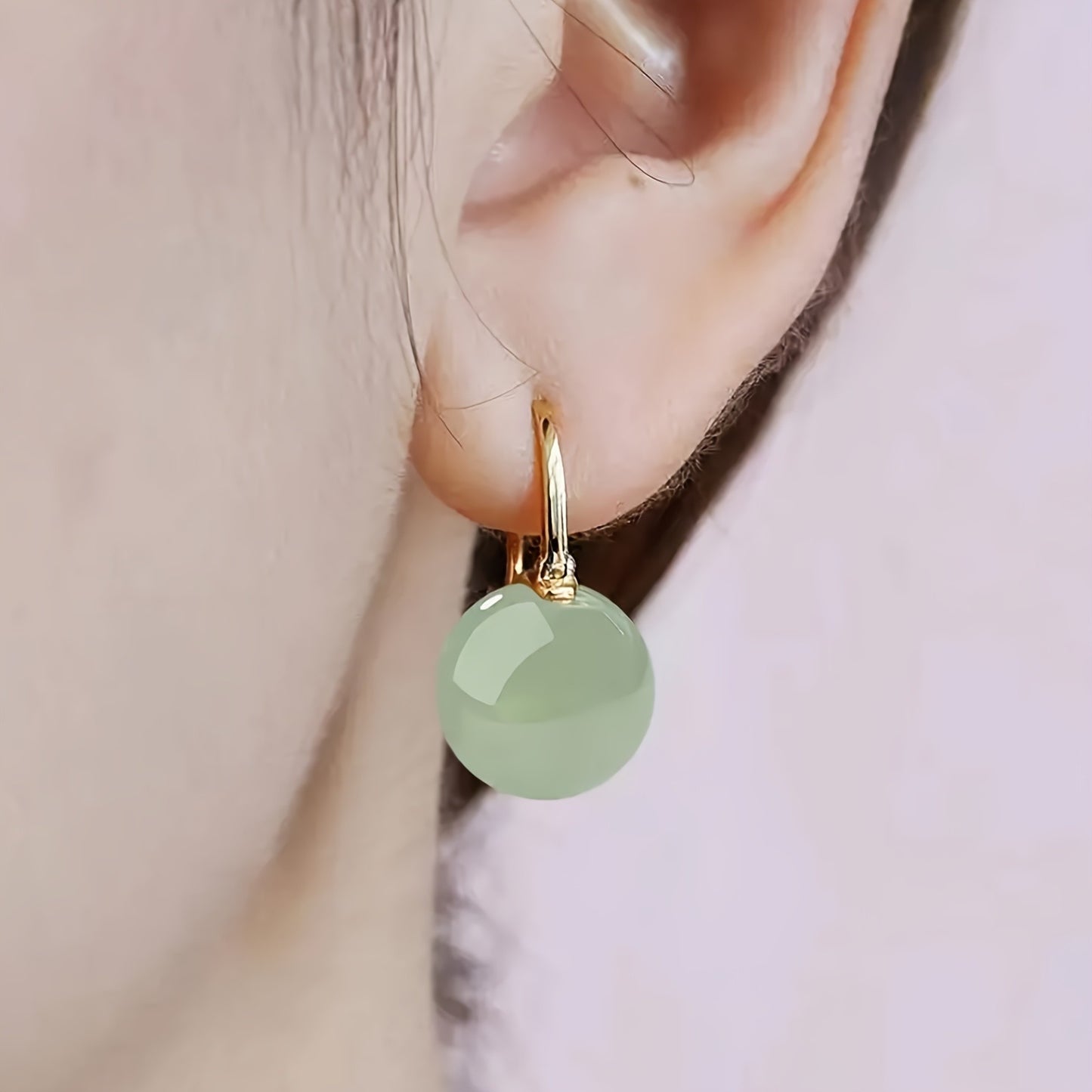 A pair of fashionable and exquisite round bead earrings, simple and elegant design, suitable for daily wear and formal occasions, a perfect gift for women.