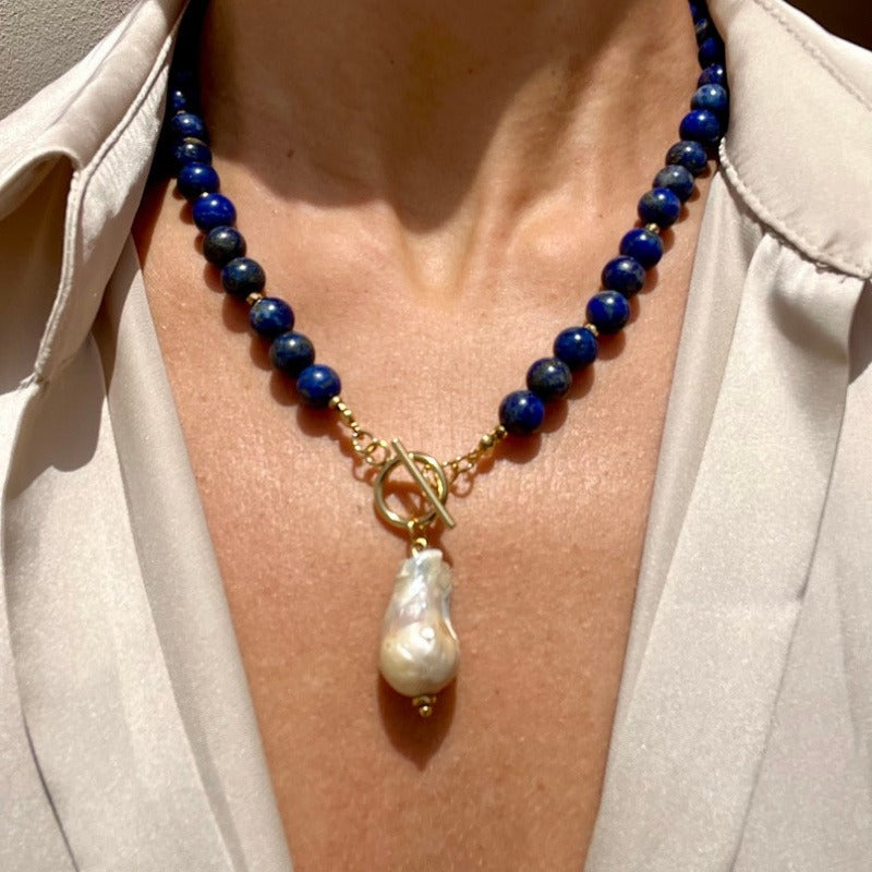 Bohemian Style Lapis Lazuli Bead Necklace with Baroque Pearl Pendant – Unique Hematite Spacers, Golden-Tone Chain, Dark Blue & Black Beads, Sophisticated Men’s Fashion Accessory