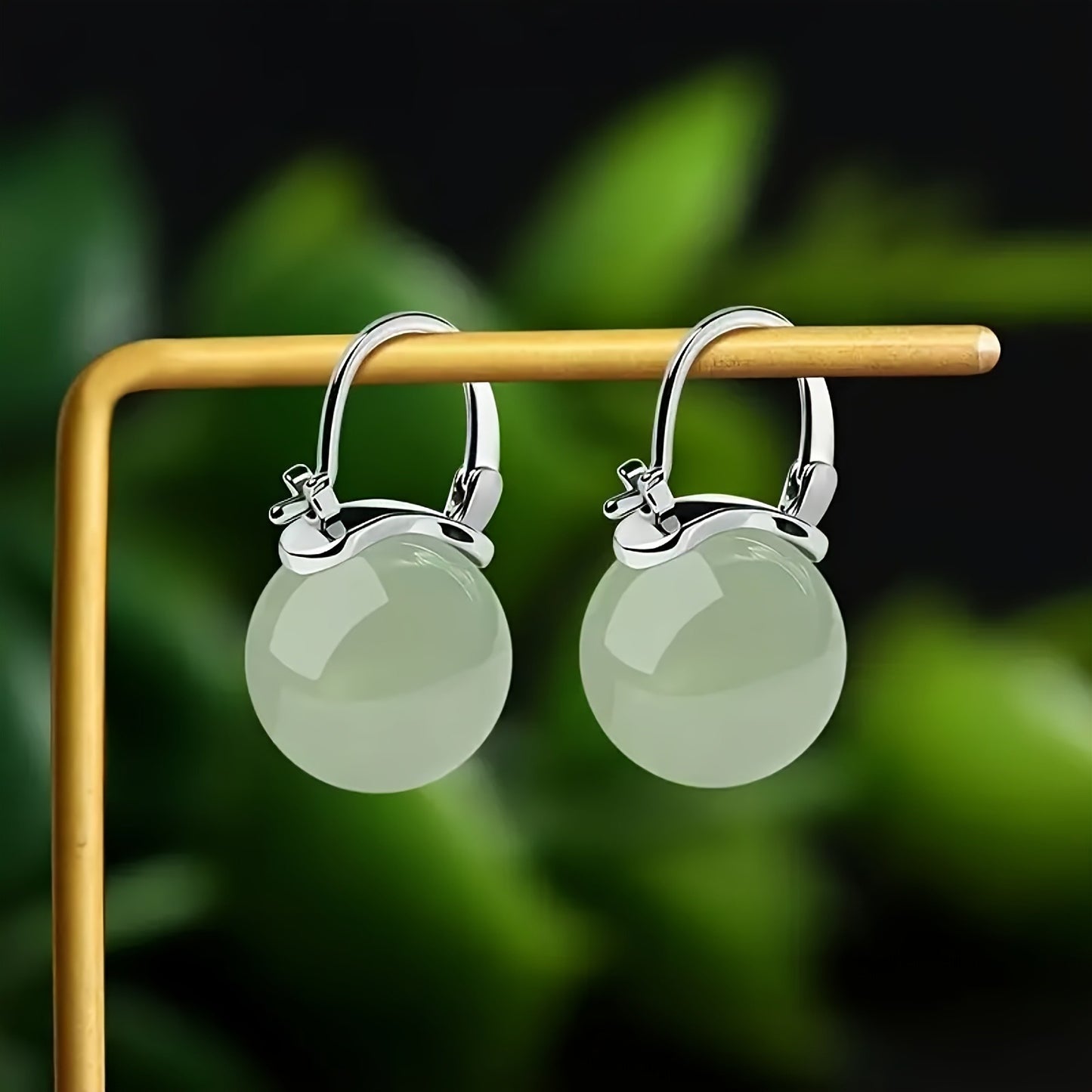 A pair of fashionable and exquisite round bead earrings, simple and elegant design, suitable for daily wear and formal occasions, a perfect gift for women.