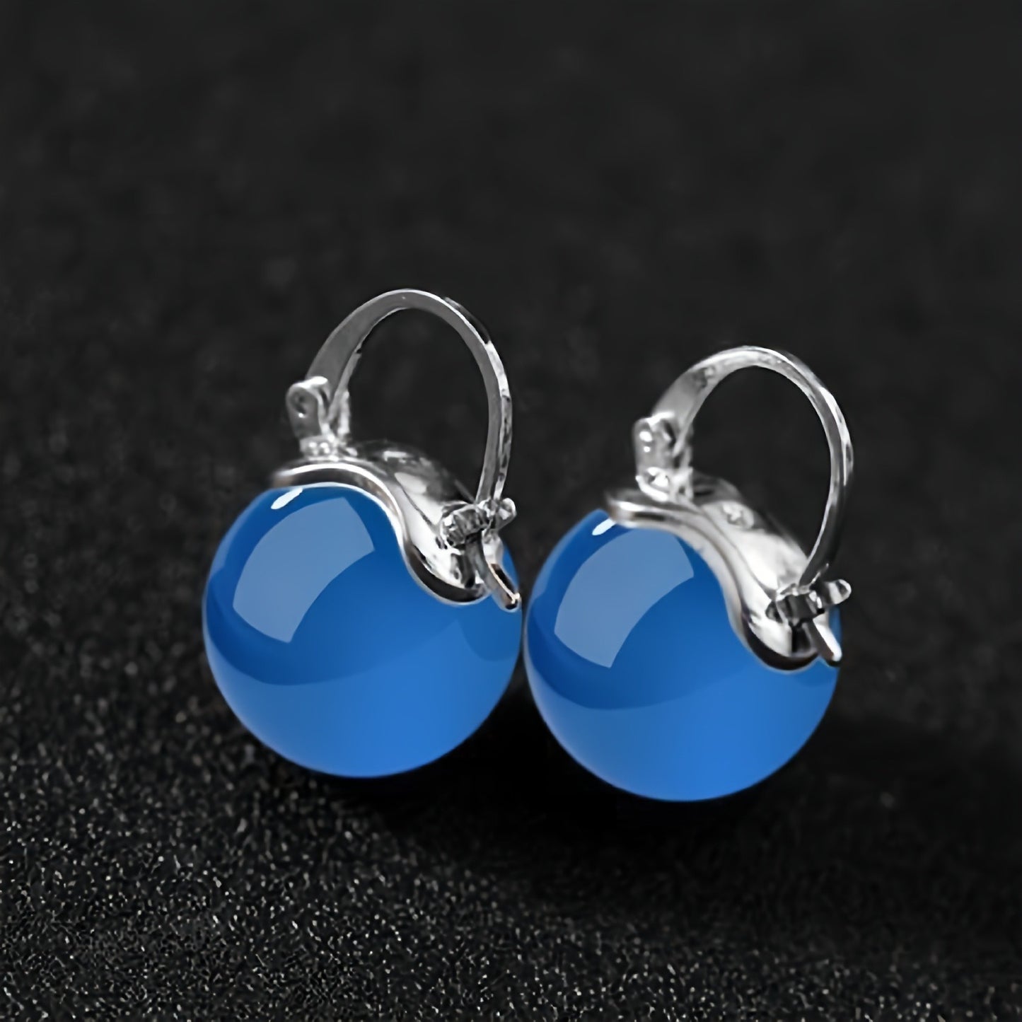 A pair of fashionable and exquisite round bead earrings, simple and elegant design, suitable for daily wear and formal occasions, a perfect gift for women.
