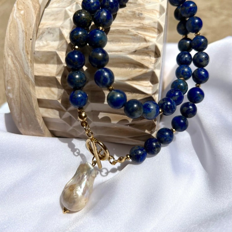 Bohemian Style Lapis Lazuli Bead Necklace with Baroque Pearl Pendant – Unique Hematite Spacers, Golden-Tone Chain, Dark Blue & Black Beads, Sophisticated Men’s Fashion Accessory
