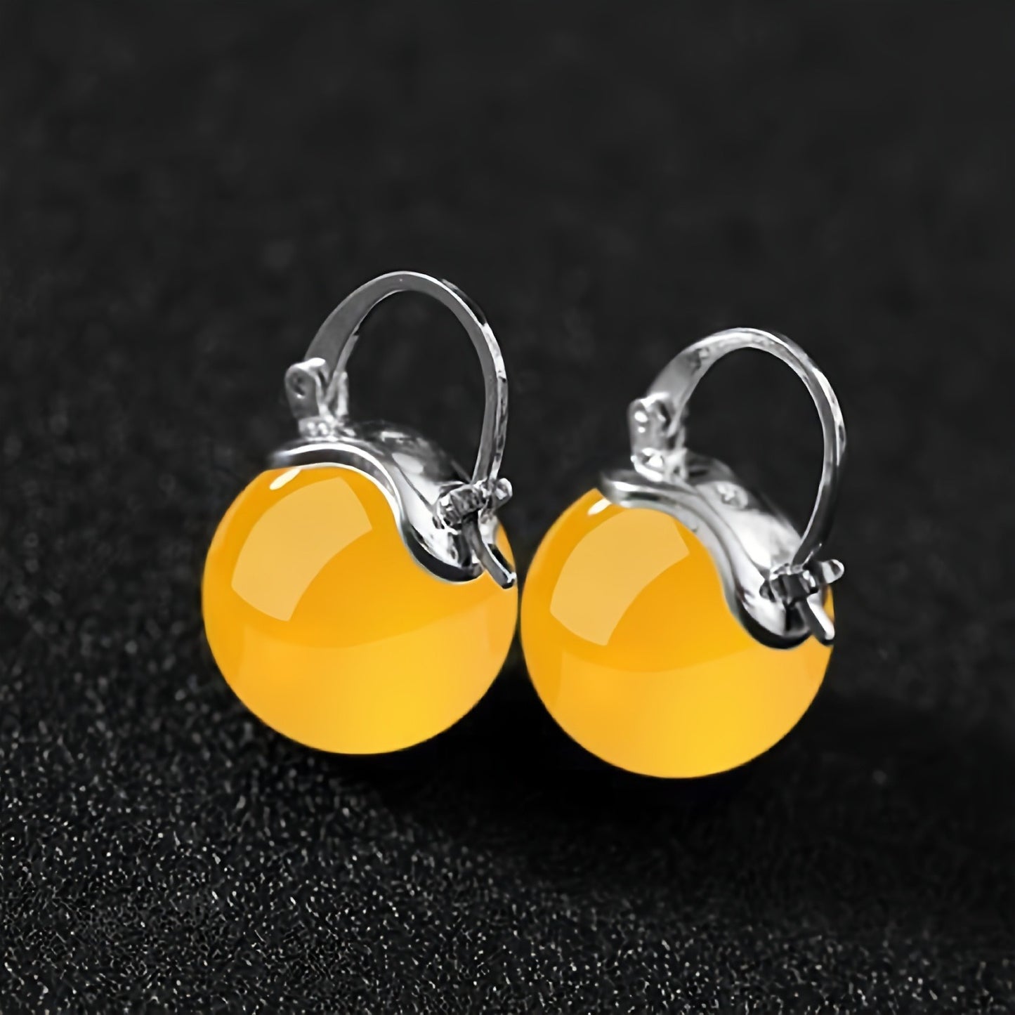 A pair of fashionable and exquisite round bead earrings, simple and elegant design, suitable for daily wear and formal occasions, a perfect gift for women.