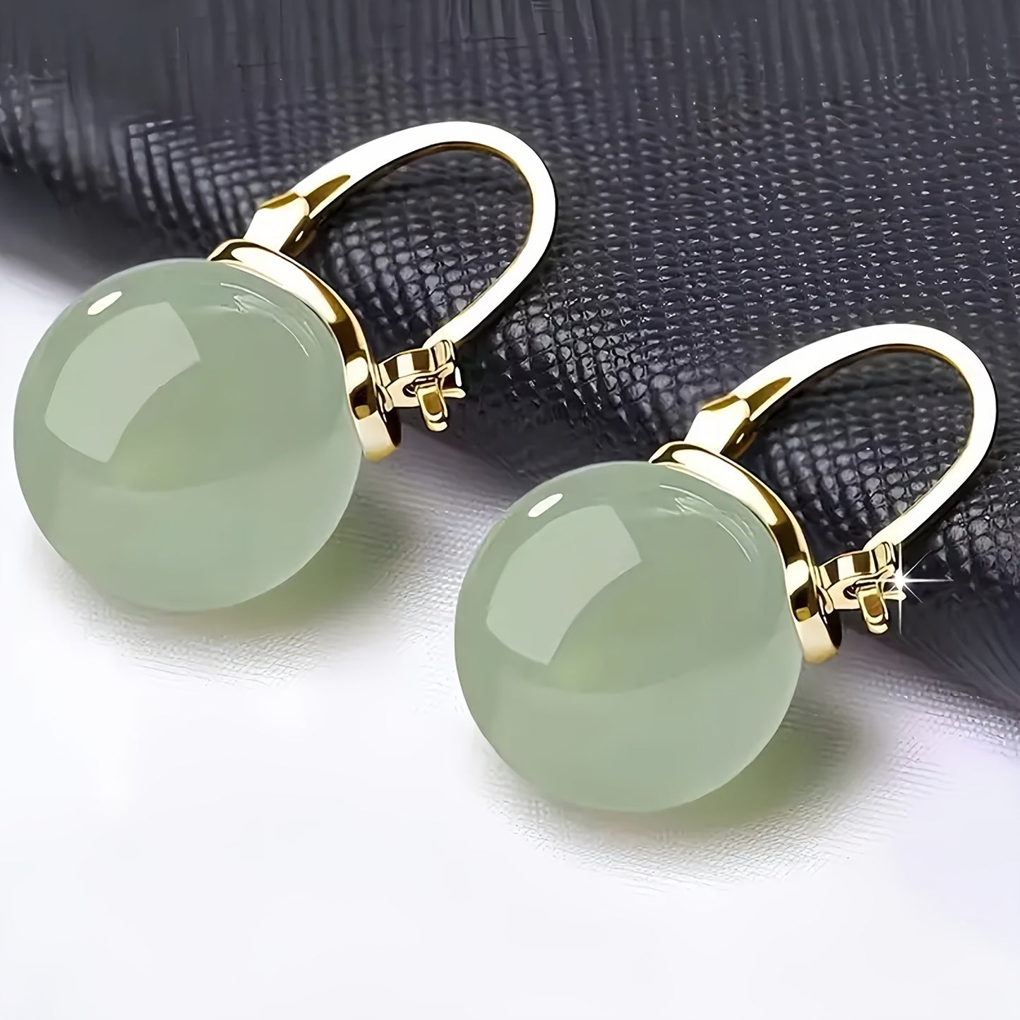 A pair of fashionable and exquisite round bead earrings, simple and elegant design, suitable for daily wear and formal occasions, a perfect gift for women.
