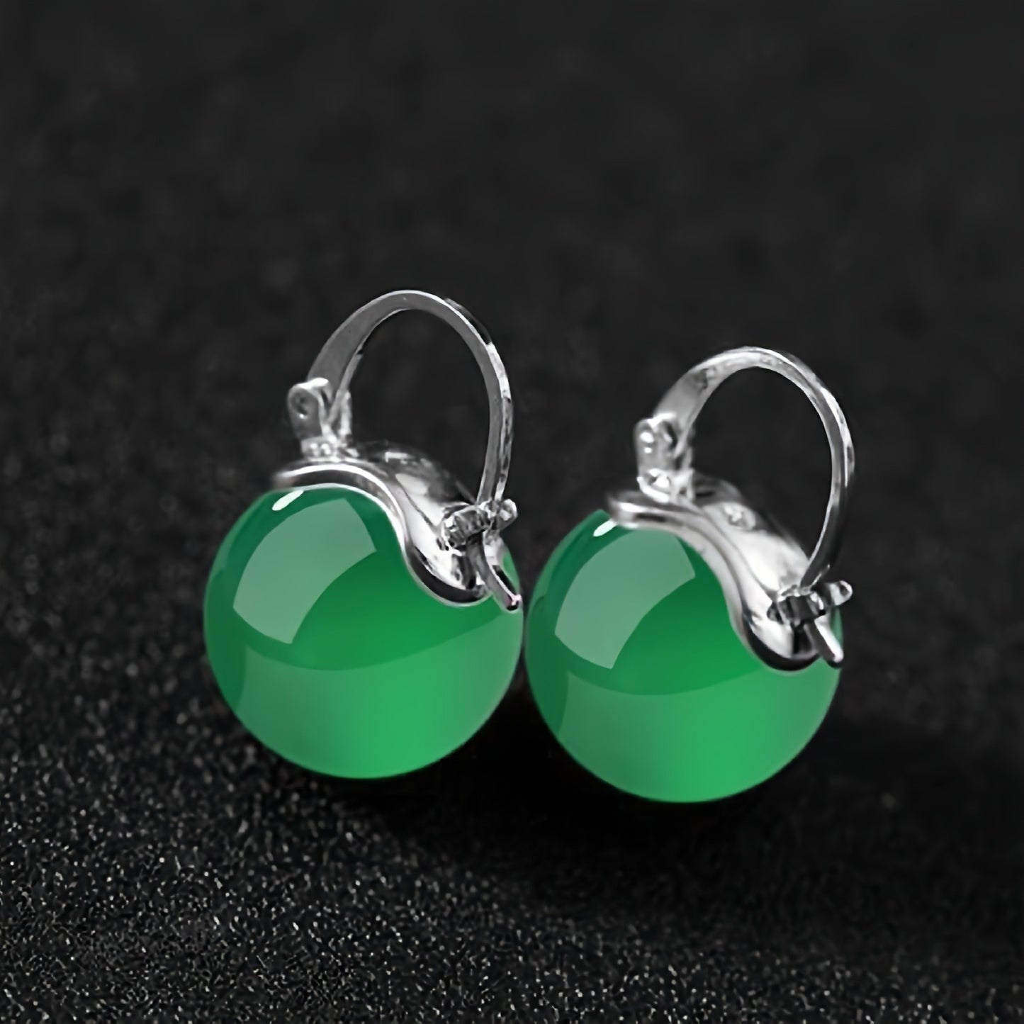A pair of fashionable and exquisite round bead earrings, simple and elegant design, suitable for daily wear and formal occasions, a perfect gift for women.