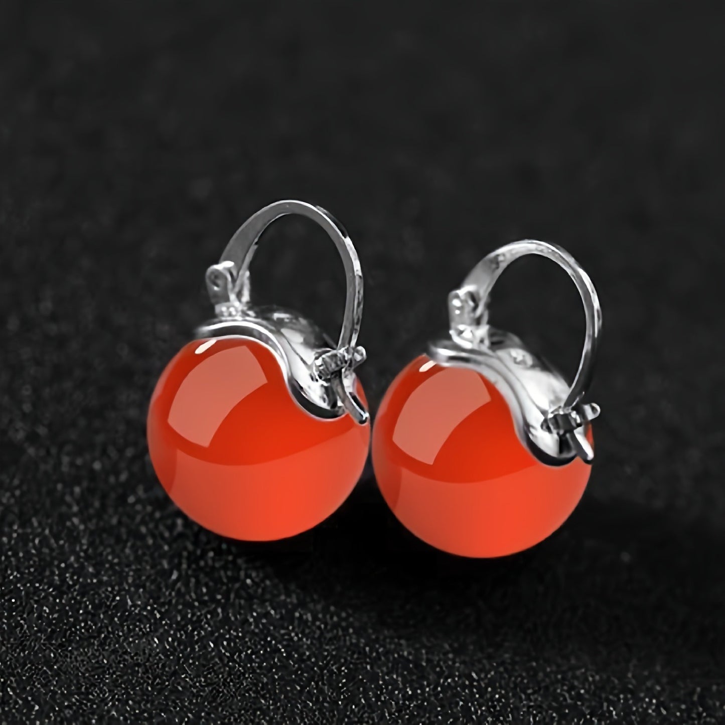 A pair of fashionable and exquisite round bead earrings, simple and elegant design, suitable for daily wear and formal occasions, a perfect gift for women.