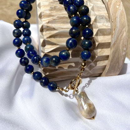 Bohemian Style Lapis Lazuli Bead Necklace with Baroque Pearl Pendant – Unique Hematite Spacers, Golden-Tone Chain, Dark Blue & Black Beads, Sophisticated Men’s Fashion Accessory
