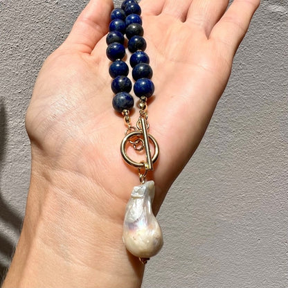 Bohemian Style Lapis Lazuli Bead Necklace with Baroque Pearl Pendant – Unique Hematite Spacers, Golden-Tone Chain, Dark Blue & Black Beads, Sophisticated Men’s Fashion Accessory
